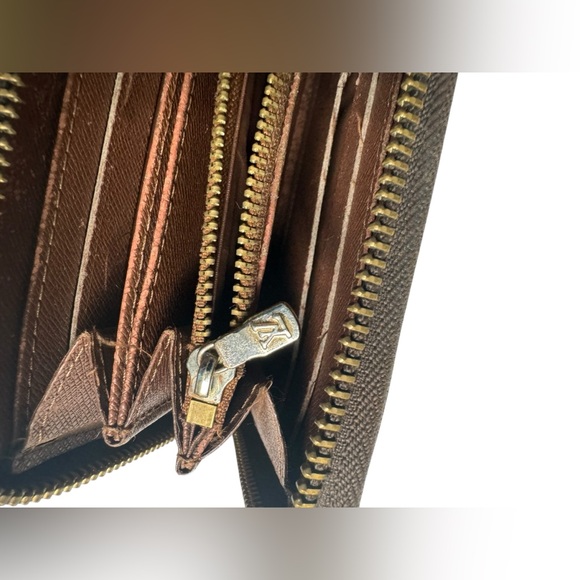 LOUIS VUITTON
Monogram Zippy Wallet - Picture 9 of 11